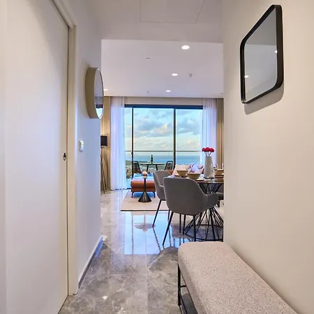 Apartment Elegant One-bedroom With Sea Views