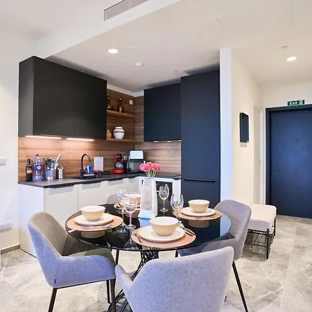Elegant One-bedroom With Sea Views شقة
