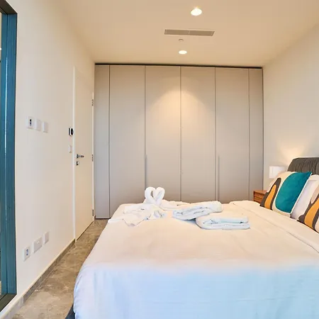 Elegant One-bedroom With Sea Views سانت جوليان