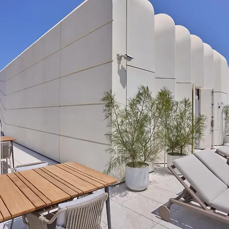 Elegant One-bedroom With Sea Views شقة *