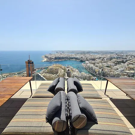 Elegant One-bedroom With Sea Views سانت جوليان