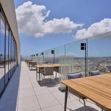 Elegant One Bedroom With A Stunning Seaview *